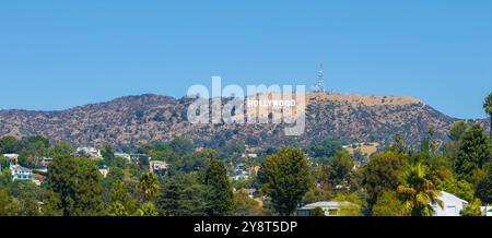 Hollywood signe sur Hollywood Hills avec un ciel clair et de la verdure Banque D'Images