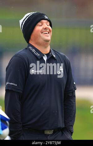 St Andrews, Fife, Écosse. 6 octobre 2024 ; The Old course à St Andrews, Fife, Écosse ; Alfred Dunhill Links Golf Championship, finale Round ; Patrick Reed des États-Unis rit alors qu'il quitte le premier tee de l'Old course, St Andrews, lors de la finale du Dunhill Links Championship Credit : action plus Sports images/Alamy Live News Banque D'Images