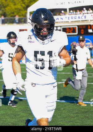 Tulsa, Oklahoma, États-Unis. 5 octobre 2024. Le linebacker des Black Knights de l'armée ANDON THOMAS (51) et les Black Knights de l'armée entrent sur le terrain. (Crédit image : © Gregory Dodds/ZUMA Press Wire) USAGE ÉDITORIAL SEULEMENT! Non destiné à UN USAGE commercial ! Banque D'Images