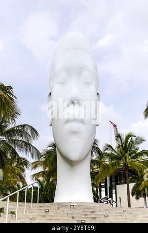 'Looking into My Dreams, Awilda' (2012) sculpture de Jaume Plensa, Maurice A Ferre Park, Miami, Floride, États-Unis Banque D'Images