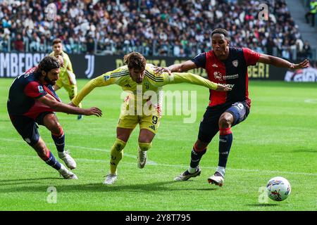 Turin, Italie. 06 octobre 2024. C) Dusan Vlahovic de la Juventus FC vu en action avec Sebastiano Luperto (G) et Yerry Mina de Cagliari Calcio (d) lors du match de Serie A 2024/25 entre la Juventus FC et Cagliari Calcio au stade Allianz. Score final ; Juventus FC 1:1 Cagliari Calcio (photo Fabrizio Carabelli/SOPA images/SIPA USA) crédit : SIPA USA/Alamy Live News Banque D'Images