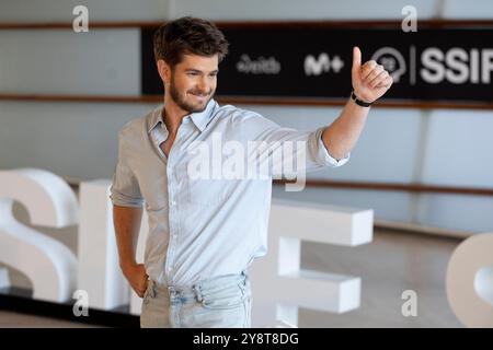 Andrew Garfield assiste à l'appel photo 'We Live in Time (Vivir El Momento)' lors du 72ème Festival international du film de San Sebastian au Palais Kursaal. Banque D'Images