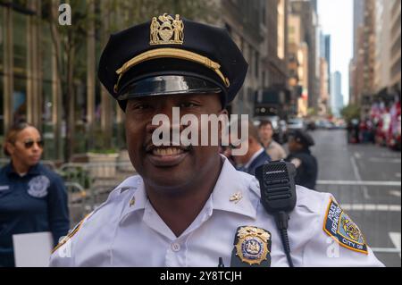 New York, États-Unis. 06 octobre 2024. NEW YORK, NEW YORK - 06 OCTOBRE : Aaron Edwards, inspecteur du NYPD, assiste au défilé Pulaski Day sur la Cinquième Avenue le 06 octobre 2024 à New York. Crédit : Ron Adar/Alamy Live News Banque D'Images