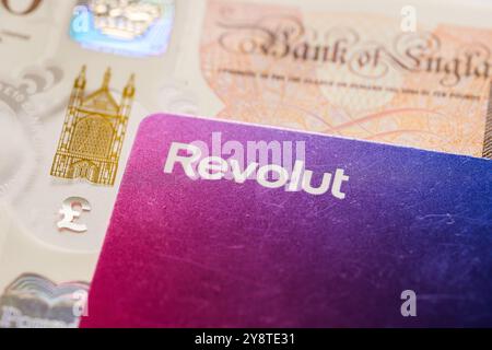 Carte Revolut avec signes d'utilisation placée sur le billet de 10 livres Banque D'Images