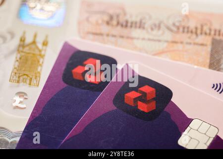 Gros plan sur les cartes de débit NatWest avec devise britannique. Concept mettant en évidence les paiements bancaires traditionnels et numériques avec un accent sur le service financier sécurisé Banque D'Images