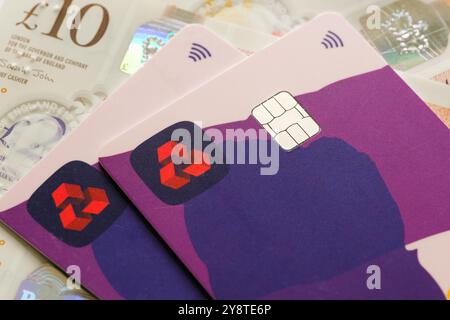 Gros plan sur les cartes de débit NatWest avec devise britannique. Présentation des paiements numériques sécurisés, des finances personnelles et des services bancaires modernes. Stafford, unissez-vous Banque D'Images