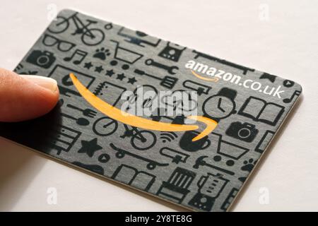 Gros plan sur la carte cadeau Amazon. Focus sur les cadeaux numériques et le commerce électronique au Royaume-Uni, mettant en évidence des solutions pratiques d'achat en ligne. Stafford, United King Banque D'Images