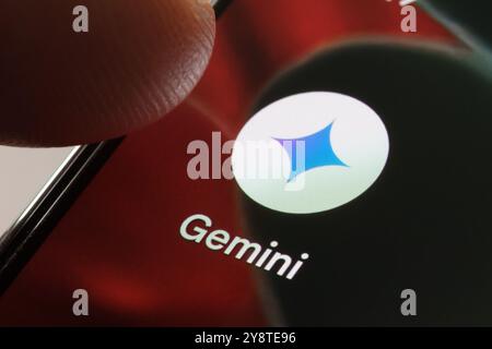 Icône de l'application Gemini ai sur l'écran d'un smartphone. Assistant IA de Google pour la génération de texte, d'images et l'intégration avec d'autres services Google. Stafford, Uni Banque D'Images