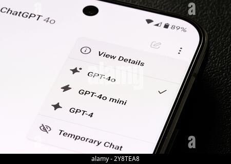 Écran de smartphone Pixel 9 pro montrant l'interface de ChatGPT, mettant en évidence les options de sélection du modèle : GPT-4, GPT-4o, Gpt4o mini, et un mod 'chat temporaire' Banque D'Images