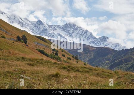 La randonnée de quatre jours de Mestia à Ushguli est la randonnée longue distance la plus populaire de Géorgie. La région est également pleine de charmantes tours Svan que vous ne pouvez pas se Banque D'Images