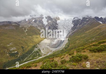 La randonnée de quatre jours de Mestia à Ushguli est la randonnée longue distance la plus populaire de Géorgie. La région est également pleine de charmantes tours Svan que vous ne pouvez pas se Banque D'Images