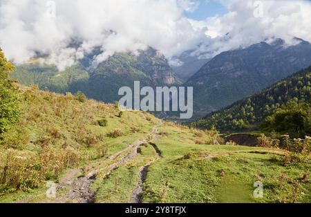 La randonnée de quatre jours de Mestia à Ushguli est la randonnée longue distance la plus populaire de Géorgie. La région est également pleine de charmantes tours Svan que vous ne pouvez pas se Banque D'Images