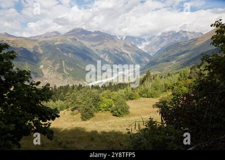 La randonnée de quatre jours de Mestia à Ushguli est la randonnée longue distance la plus populaire de Géorgie. La région est également pleine de charmantes tours Svan que vous ne pouvez pas se Banque D'Images