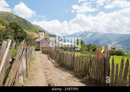 La randonnée de quatre jours de Mestia à Ushguli est la randonnée longue distance la plus populaire de Géorgie. La région est également pleine de charmantes tours Svan que vous ne pouvez pas se Banque D'Images