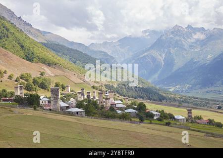 La randonnée de quatre jours de Mestia à Ushguli est la randonnée longue distance la plus populaire de Géorgie. La région est également pleine de charmantes tours Svan que vous ne pouvez pas se Banque D'Images