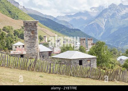 La randonnée de quatre jours de Mestia à Ushguli est la randonnée longue distance la plus populaire de Géorgie. La région est également pleine de charmantes tours Svan que vous ne pouvez pas se Banque D'Images