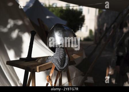 Casque de chevalier, chaîne de courrier, festival médiéval, Kaiser-Otto-Fest, Magdebourg, Saxe-Anhalt, Allemagne, Europe Banque D'Images