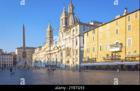 ROME, ITALIE, VERS AOÛT 2020 : lumière du lever du soleil sur les bâtiments de la Piazza Navona (place Navona) Banque D'Images