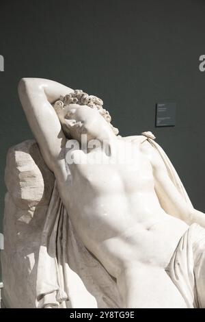 Bassano del Grappa, Italie, 22 décembre 2022 : Endymion endormi, par le sculteur Antonio Canova, 1822, plâtre, Europe Banque D'Images