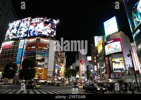 6 octobre 2024, Tokyo, Japon. Un panneau d'affichage célèbre Shohei Ohtani à Shibuya, Tokyo. MLB JAPON a célébré la réalisation sans précédent de Shohei Ohtani des Los Angeles Dodgers, qui a enregistré à la fois 50 home runs et 50 bases volées en une saison, en montrant des scènes de ses 54 home runs et 59 bases volées dans différents endroits à travers Tokyo. Un total de 113 scènes différentes sont exposées dans 13 zones à travers Tokyo, créant une galerie des disques d'Ohtani. Crédit : AFLO SPORT/Alamy Live News Banque D'Images