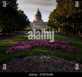 Les fleurs cultivées embellissent le terrain autour de la capitale de l'État de Kentucky à Frankfort Banque D'Images