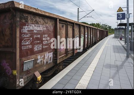 Le train de marchandises passe par la gare de Hassfurt, basse-Franconie, Bavière, Allemagne, Europe Banque D'Images