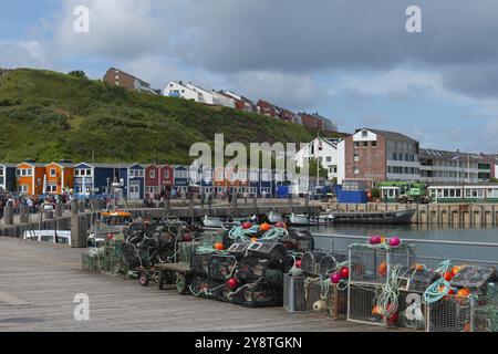 Cabanes colorées et paniers de homard sur la promenade dans les basses terres, bateaux, île au large de Heligoland, côte falaise, maisons d'hôtes dans le U. Banque D'Images