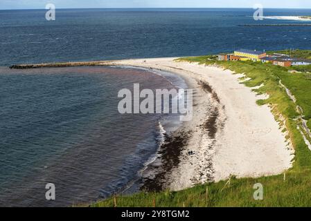 Vue de l'Oberland, auberge de jeunesse, Maison de la jeunesse dans l'Unterland sur la plage du Nord, eau rouge colorée par le grès rouge, île d'Heligoland, Nort Banque D'Images