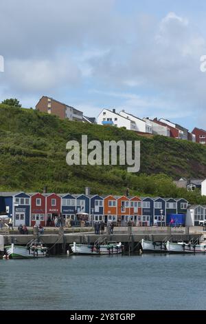 Cabanes colorées à homard sur la promenade dans les basses terres, bateaux, île au large de Heligoland, côte falaise, maisons d'hôtes dans les hautes terres, mer du Nord, P Banque D'Images