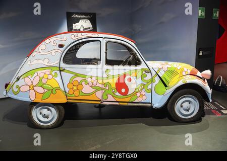 Turin, Italie, 11 novembre 2023 : Musée de l'automobile. Citroën 2 CV, 1958. Icône vintage des hippies voyage, aventure, paix, Europe Banque D'Images
