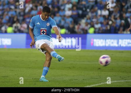 Mexico, Mexique. 06 octobre 2024. Luis Romo #27 de Cruz Azul tire le ballon lors du 11ème tour du Torneo de Apertura 2024 dans le cadre de la Liga MX entre Club Necaxa et Cruz Azul à l'Estadio Ciudad de los Deportes. Score final Cruz Azul 3-0 Necaxa. Le 5 octobre 2024 à Mexico, Mexique. (Photo de Ismael Rosas/ Credit : Eyepix Group/Alamy Live News Banque D'Images