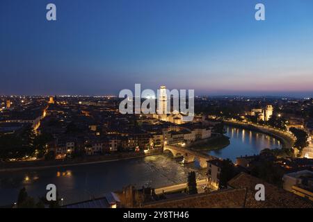 Vérone, Italie, juin 2022 : Panorama de nuit. Paysage urbain illuminé avec pont panoramique, Europe Banque D'Images