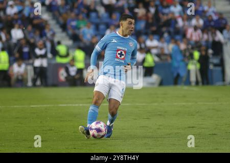 Mexico, Mexique. 06 octobre 2024. Erik Lira #6 de Cruz Azul contrôle le ballon lors du 11ème tour du Torneo de Apertura 2024 dans le cadre de la Liga MX entre Club Necaxa et Cruz Azul à l'Estadio Ciudad de los Deportes. Score final Cruz Azul 3-0 Necaxa. Le 5 octobre 2024 à Mexico, Mexique. (Photo de Ismael Rosas/ Credit : Eyepix Group/Alamy Live News Banque D'Images