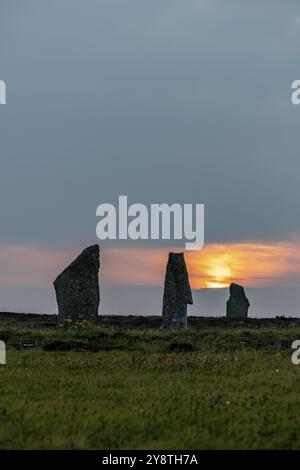 Coucher de soleil, anneau de Brodgar, cercle de pierre et douves, monument néolithique, site du patrimoine mondial de l'UNESCO, continent, Orcades, Écosse, Grande-Bretagne Banque D'Images