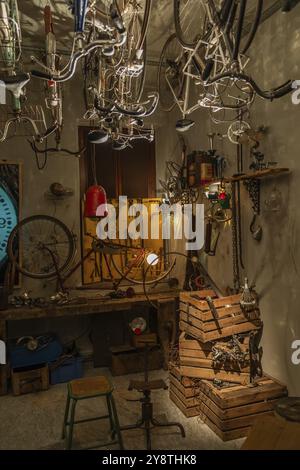 Ancien atelier de réparation de vélos. Correction des problèmes mécaniques dans un garage, entretien de vélo Banque D'Images
