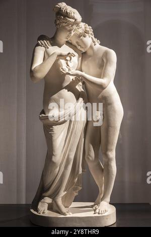 Bassano del Grappa, Italie, décembre 2022 : Cupidon et Psyché debout, Antonio Canova. Concept d'amour, couple, Eros, Europe Banque D'Images