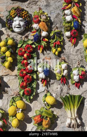 Collection de sculptures de légumes décoratifs en céramique vintage dans le sud de l'Italie, Sicile Banque D'Images