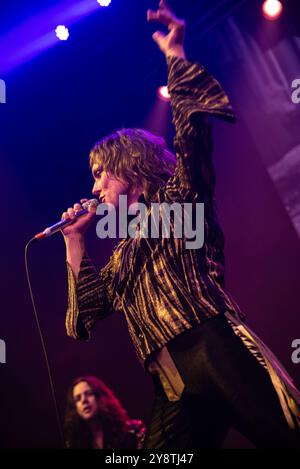 Londres, Royaume-Uni. 6 octobre 2024. Les rockeurs glam britanniques The Struts jouent un décor électrisant à Camden Roundhouse. Cristina Massei/Alamy Live News Banque D'Images