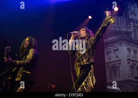 Londres, Royaume-Uni. 6 octobre 2024. Les rockeurs glam britanniques The Struts jouent un décor électrisant à Camden Roundhouse. Cristina Massei/Alamy Live News Banque D'Images