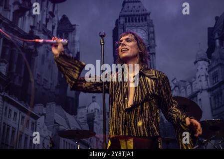 Londres, Royaume-Uni. 6 octobre 2024. Les rockeurs glam britanniques The Struts jouent un décor électrisant à Camden Roundhouse. Cristina Massei/Alamy Live News Banque D'Images