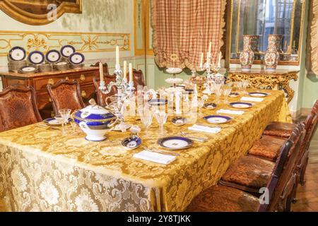 Gênes, Italie, 8 août 2023 : Palais Spinola. Salle à manger de luxe vintage, meubles élégants, table et chaises, Europe Banque D'Images