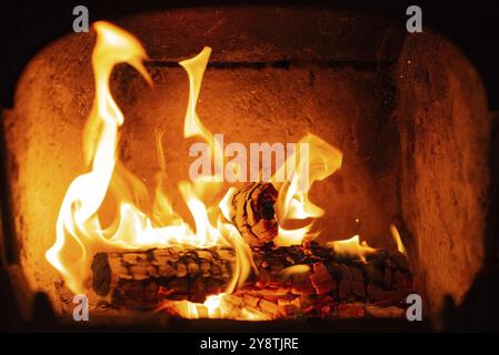 Flamme de bois en bois brûlent à l'intérieur du poêle Banque D'Images