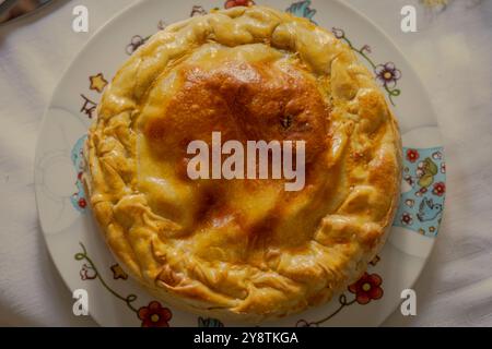 Le gâteau Pasqualina, 'Torta Pasqualina'. c'est une recette typique de ligurie, un gâteau aux artichauts, du déjeuner de pâques. Banque D'Images