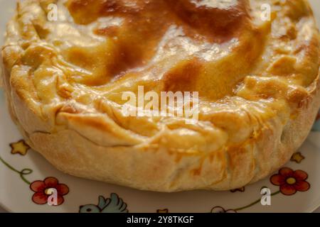 Le gâteau Pasqualina, 'Torta Pasqualina'. c'est une recette typique de ligurie, un gâteau aux artichauts, du déjeuner de pâques. Banque D'Images