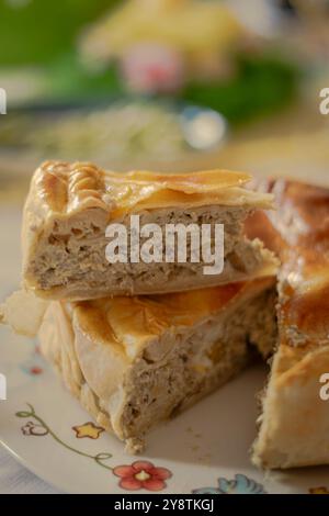 Le gâteau Pasqualina, 'Torta Pasqualina'. c'est une recette typique de ligurie, un gâteau aux artichauts, du déjeuner de pâques. Banque D'Images