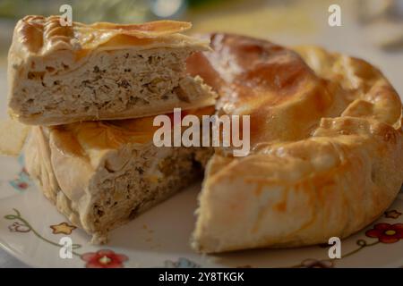 Le gâteau Pasqualina, 'Torta Pasqualina'. c'est une recette typique de ligurie, un gâteau aux artichauts, du déjeuner de pâques. Banque D'Images