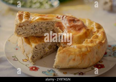 Le gâteau Pasqualina, 'Torta Pasqualina'. c'est une recette typique de ligurie, un gâteau aux artichauts, du déjeuner de pâques. Banque D'Images