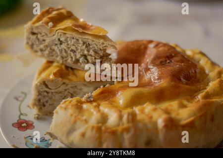 Le gâteau Pasqualina, 'Torta Pasqualina'. c'est une recette typique de ligurie, un gâteau aux artichauts, du déjeuner de pâques. Banque D'Images