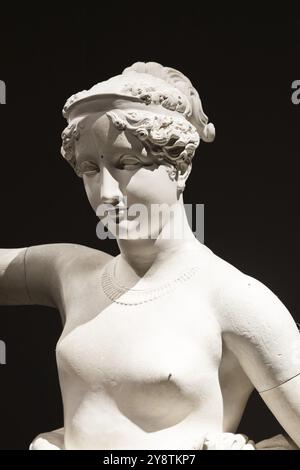 Bassano del Grappa, Italie, décembre 2022 : Statue de Hebe, célèbre sculpture antique d'Antonio Canova, 1796, Europe Banque D'Images