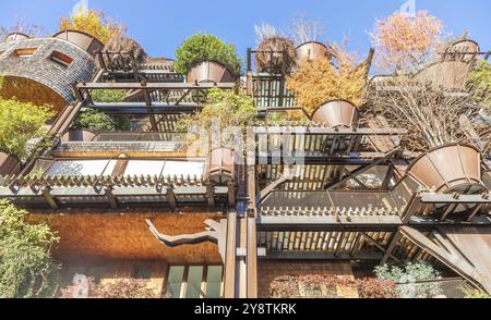 Turin, Italie, Circa novembre 2021 : immeuble résidentiel vert immobilier. Extérieur avec design moderne, plantes et bois intégrés. Ce Treehouse Sui Banque D'Images